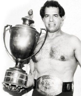 Dara_Singh_with_Wrestling_Cup tomatoheart