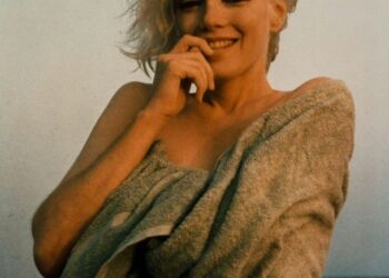 Look At These 8 Eye-arresting Images of Marilyn Monroe From Her Final Photoshoot Before Death Tomatoheart.com 9