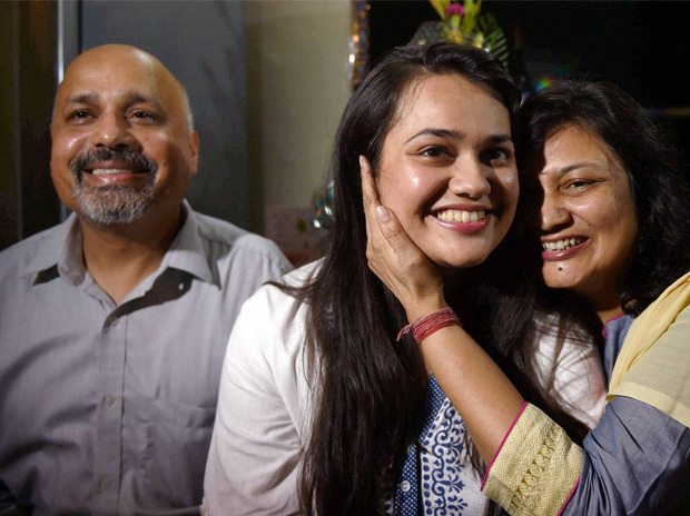 10 Things You Should Know About Tina Dabi, A Delhi Girl Who Topped UPSC Exam 2015 Tomatoheart.com 4