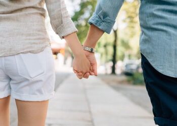 holding hands 1149411 640 | Things You Need To Know Before Marrying A Girl Like Me Mr Robot | 3 Things You Need To Know Before Marrying A Girl Like Me Tomatoheart.com 2
