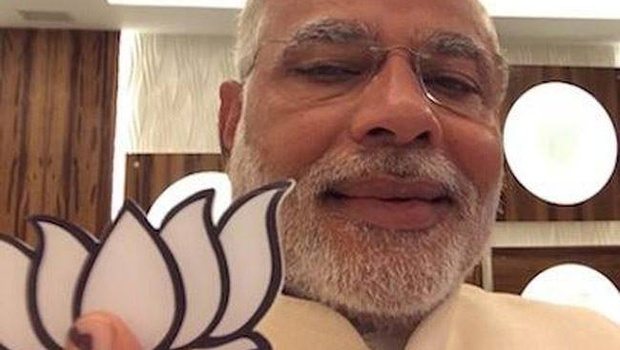 10 Perfectly Captured Selfies by Narendra Modi That Will Give You a New Selfie Goal Tomatoheart.com 1