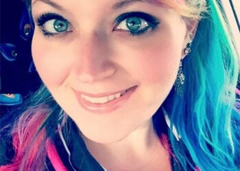 This Nurse Has The Perfect Response To Being Criticized for Colourful Hair Tomatoheart.com 1