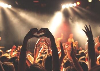 concert 768722 640 | Love Rock Concerts ? Now It Can Help You to Live Longer as per Science iPhone 7 | 4 Love Rock Concerts ? Now It Can Help You to Live Longer as per Science Tomatoheart.com