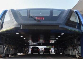 Wow! To Fight Traffic Jams, China Finally Built an Elevated Bus That Drives over the TOP of Other Cars Tomatoheart.com 2