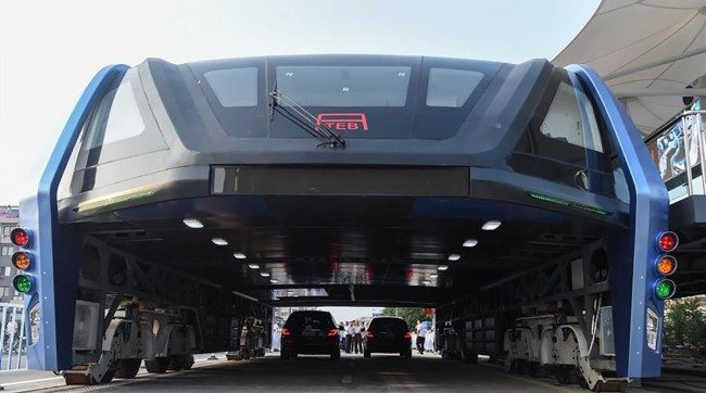 Wow! To Fight Traffic Jams, China Finally Built an Elevated Bus That Drives over the TOP of Other Cars Tomatoheart.com 2