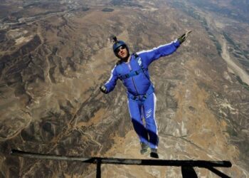 Can You Survive Skydiving Without A Parachute? Meet Luke Aikins -The First Man in the world who did so Tomatoheart.com 1