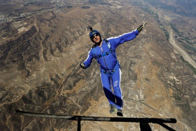 Can You Survive Skydiving Without A Parachute? Meet Luke Aikins -The First Man in the world who did so Tomatoheart.com 1