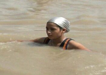 This 11-yr-old Indian girl plans to swim length of 13 Olympic marathons ( Meet Shraddha Shukla ) Tomatoheart.com 1