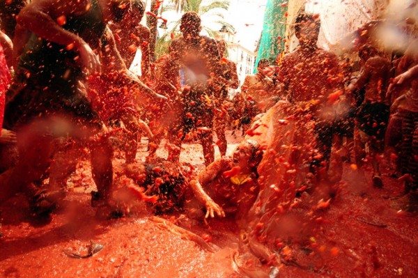 Crazy Festivals tomatina4 15 Crazy Festivals for the Unstoppable Fun and Mesmerizing Memories Tomatoheart 12