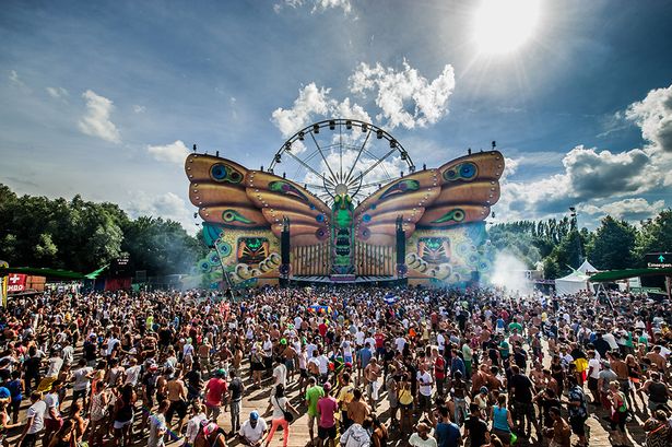 Crazy Festivals Tomorrowland 15 Crazy Festivals for the Unstoppable Fun and Mesmerizing Memories Tomatoheart 1