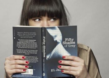 baby-face-tomatoheart-woman-reading-fifty-shades-of-gray