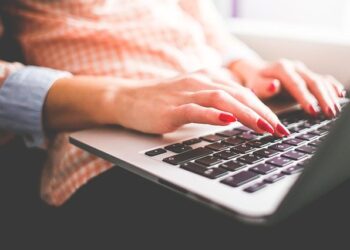 woman content writing tomatoheart | 10 Perfect Reasons That Make Content Writing the Best Job Ever! Silicon Valley | 5 woman-content-writing-tomatoheart